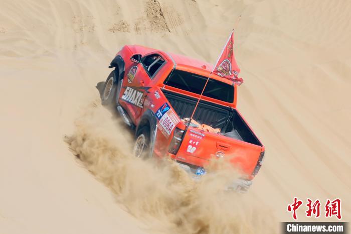圖為高原沙漠機(jī)車越野挑戰(zhàn)賽現(xiàn)場(chǎng)。　貴南縣委宣傳部供圖