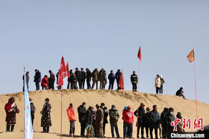 圖為來自各地的觀眾觀看比賽。　貴南縣委宣傳部供圖