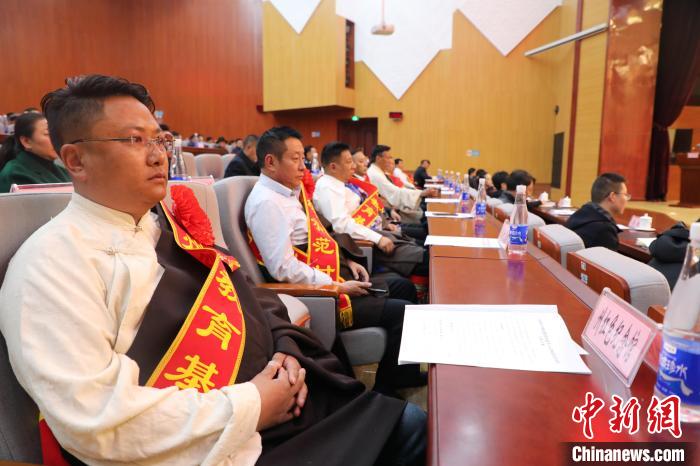 圖為玉樹州民族團(tuán)結(jié)進(jìn)步創(chuàng)建工作推進(jìn)會(huì)現(xiàn)場(chǎng)?！『F龍 攝