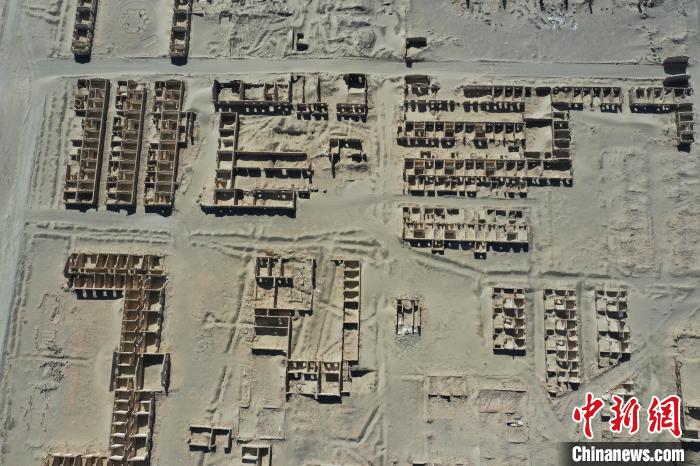 航拍青海省海西蒙古族藏族自治州茫崖市冷湖石油工業(yè)遺址保護(hù)區(qū)。　馬銘言 攝