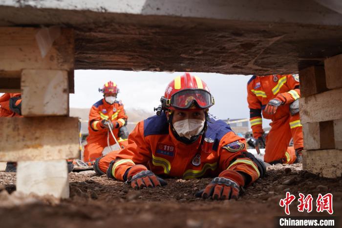 圖為地震實戰(zhàn)拉動現(xiàn)場，參演人員正在進行頂撐救援項目?！∮駱湎拦﹫D