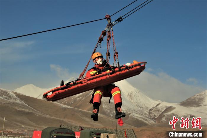 圖為地震實戰(zhàn)拉動現(xiàn)場，參演人員正在進行懸崖救助項目。　玉樹消防供圖