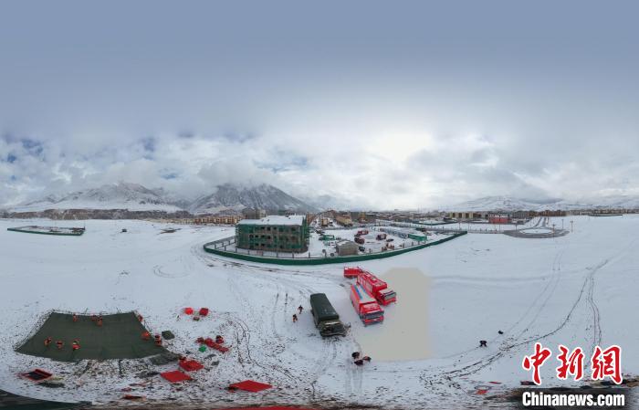 圖為地震實戰(zhàn)演練現(xiàn)場全景?！∮駱湎拦﹫D