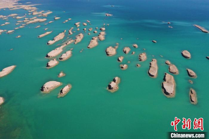 航拍青海大柴旦烏素特水上雅丹奇特景觀?！●R銘言 攝