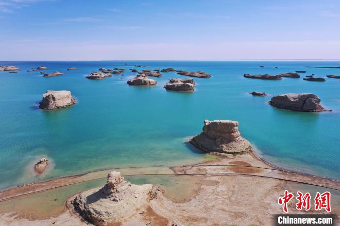 航拍青海大柴旦烏素特水上雅丹奇特景觀?！●R銘言 攝