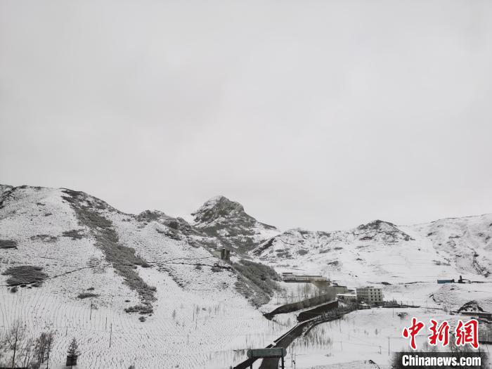 圖為青海省東南部的青沙山區(qū)域銀裝素裹?！?zhí)砀?攝