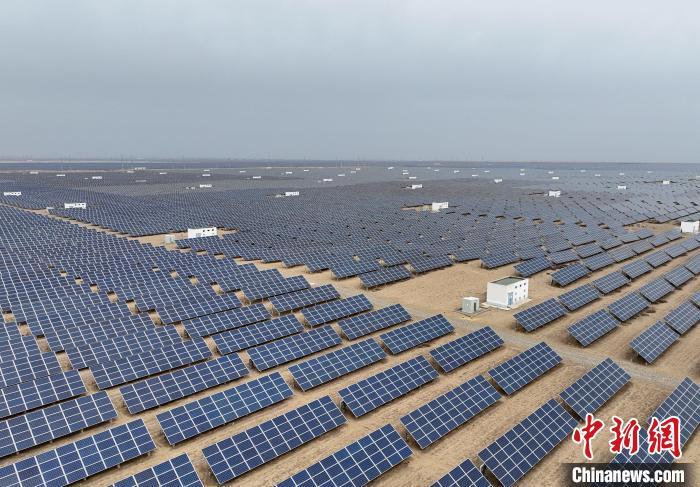 圖為航拍青海省海南藏族自治州共和縣塔拉灘光伏產(chǎn)業(yè)園?！∑钤鲚?攝
