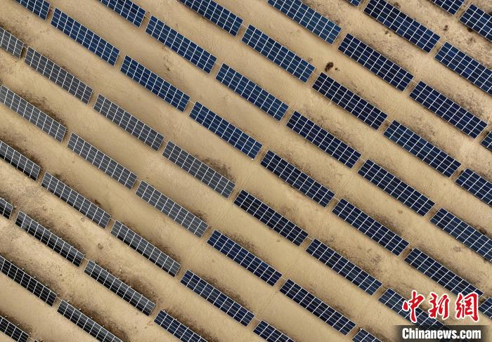 圖為航拍青海省海南藏族自治州共和縣塔拉灘光伏產(chǎn)業(yè)園?！∑钤鲚?攝