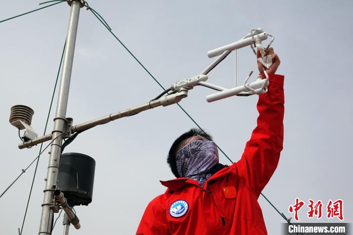 格爾木草地站，青藏科考隊員維護科研設備?！?lt;a target='_blank' href='/'><p  align=