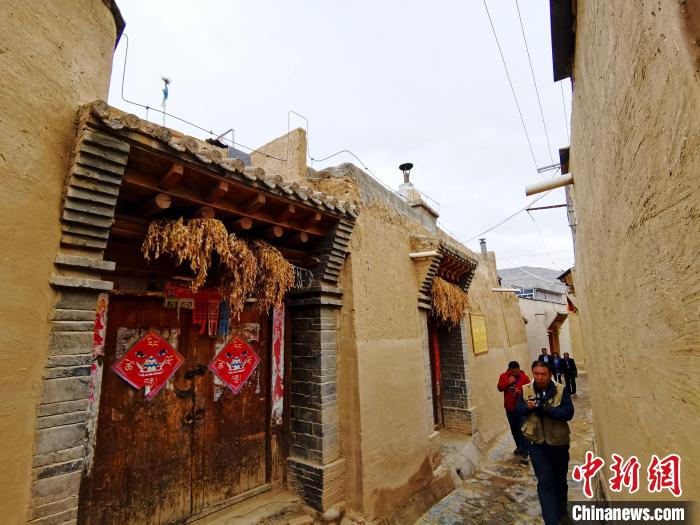 圖為古堡內(nèi)相互貫通的巷道?！?zhí)砀?攝