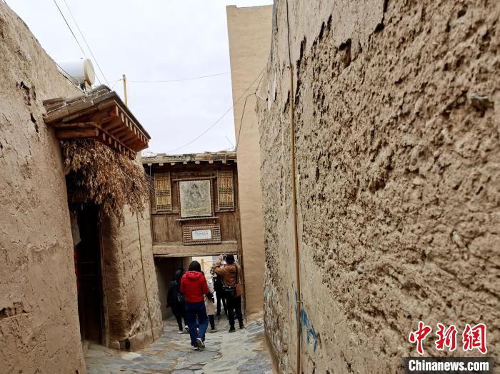圖為古堡內(nèi)的巷道?！?zhí)砀?攝
