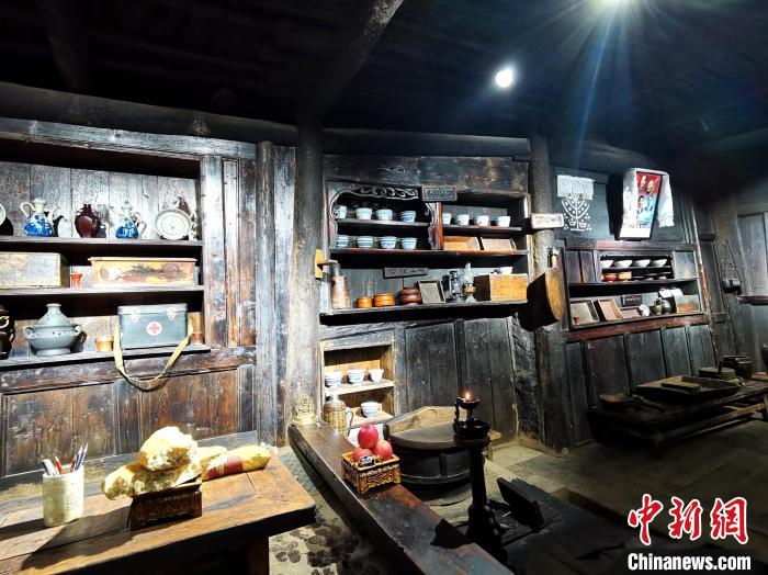 圖為古堡內(nèi)生活場(chǎng)景展示?！?zhí)砀?攝