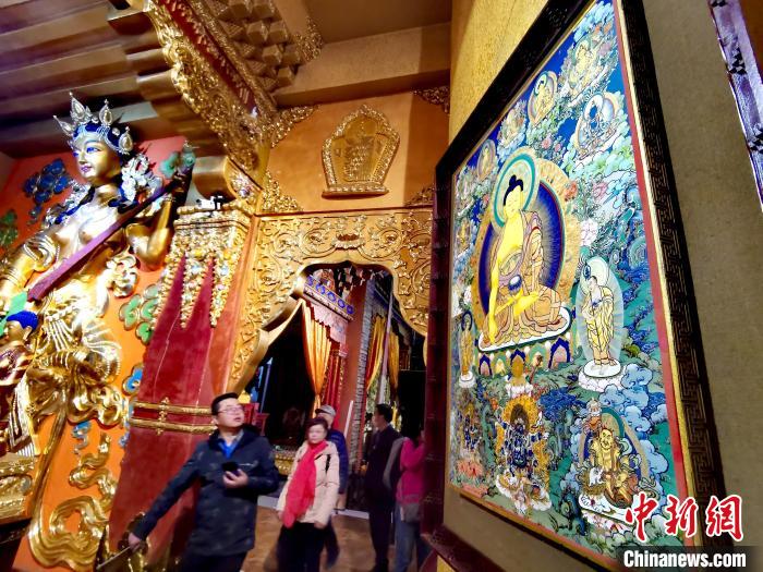 圖為仁俊畫(huà)院內(nèi)的唐卡?！?zhí)砀?攝