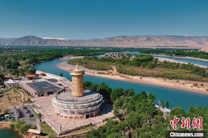 航拍青海貴德黃河岸畔綠意濃濃?！≮w凜松 攝
