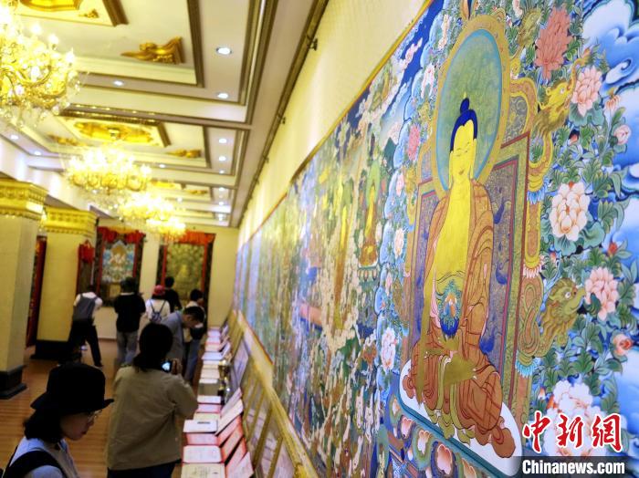 圖為熱貢龍樹畫苑內(nèi)的唐卡?！?zhí)砀?攝