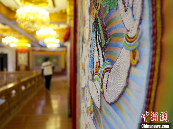 圖為黃南州同仁市熱貢龍樹畫苑內(nèi)的珍珠唐卡?！?zhí)砀?攝