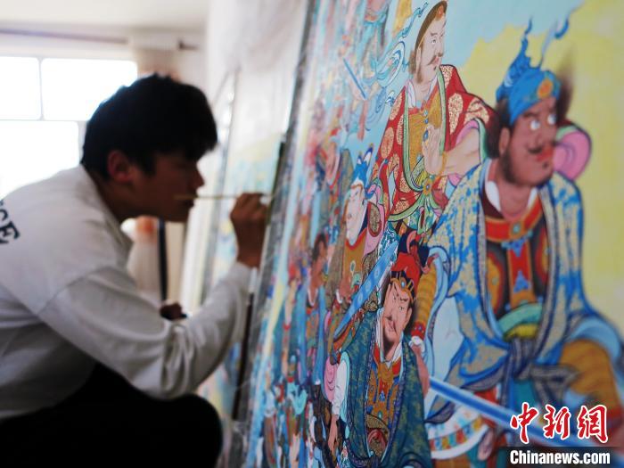 圖為熱貢龍樹畫苑內(nèi)的學(xué)徒繪畫唐卡?！?zhí)砀?攝