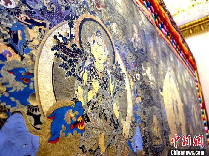圖為熱貢龍樹畫苑內(nèi)的唐卡?！?zhí)砀?攝