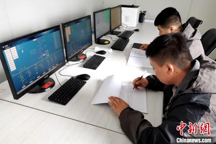 圖為光伏發(fā)電項(xiàng)目升壓站監(jiān)控室?！±铍h 攝