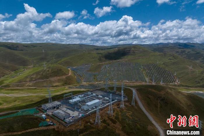 航拍建成投運(yùn)的柯拉一期光伏電站升壓站?！⒅铱?攝