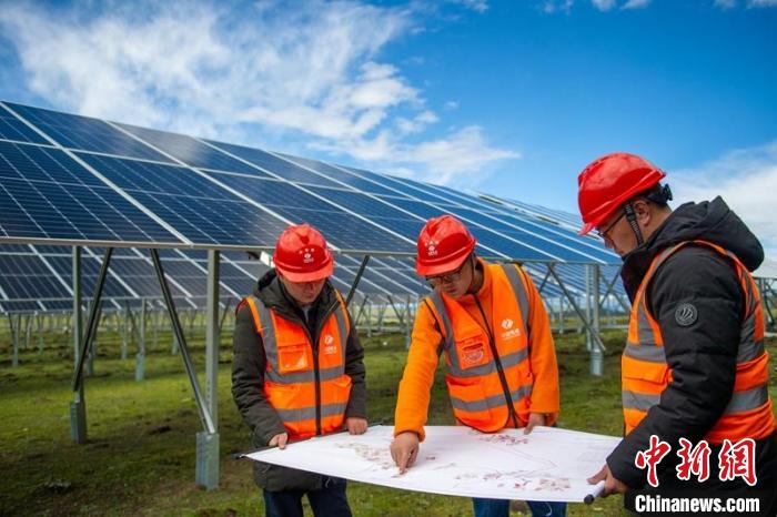 施工技術(shù)人員正在認(rèn)真核查柯拉一期光伏電站相關(guān)設(shè)計(jì)數(shù)據(jù)等?！⒅铱?攝