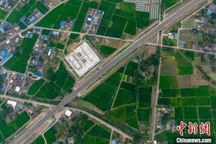 空中俯瞰綿竹牽引變電所和川青鐵路成黃段鐵路線?！⒅铱?攝