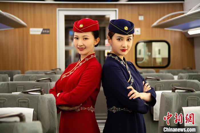 圖為整體色彩以“深藏青”和“喇嘛紅”為主調(diào)的西格段“復(fù)興號”動車組乘務(wù)員新制服?！±罾?攝
