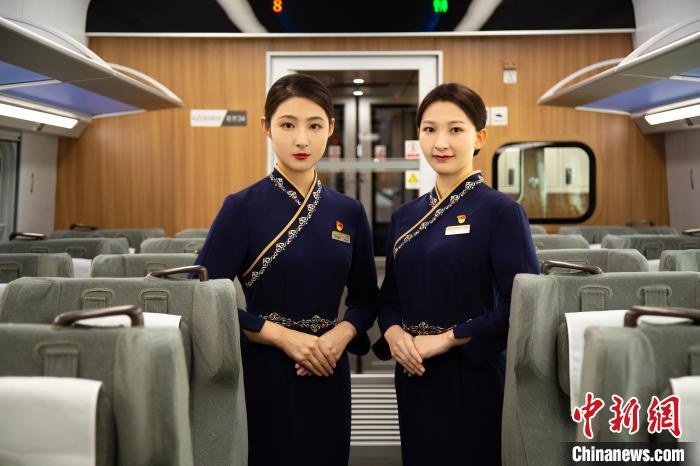 圖為整體色彩以“深藏青”為主調(diào)的西格段“復(fù)興號(hào)”動(dòng)車組乘務(wù)員新制服?！±罾?攝