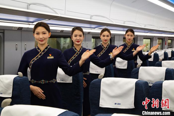 圖為身穿新制服的青藏鐵路西格段“復(fù)興號(hào)”動(dòng)車組乘務(wù)員?！±罾?攝