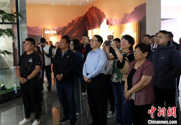 圖為臺(tái)商參訪祁連山國(guó)家公園生態(tài)科普館?！⊙Φ?攝