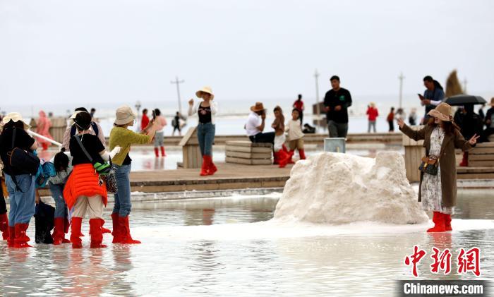 圖為游客在茶卡鹽湖拍照?！⊙Φ?攝