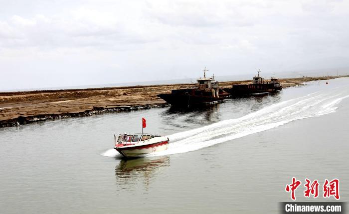 圖為茶卡鹽湖?！⊙Φ?攝