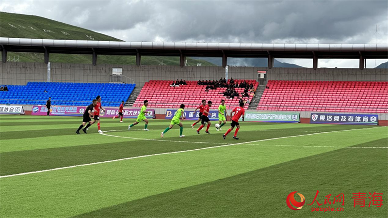 “州超”球員正在拼搶。人民網(wǎng) 劉沛然攝