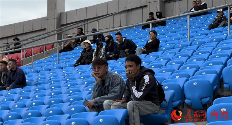 現場觀看“州超”的觀眾。人民網 劉沛然攝