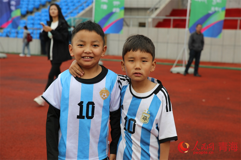 小小足球員。人民網 馬可欣攝