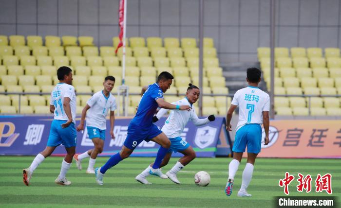 圖為班瑪隊(白)與達日隊在球場進行比拼?！●R銘言 攝