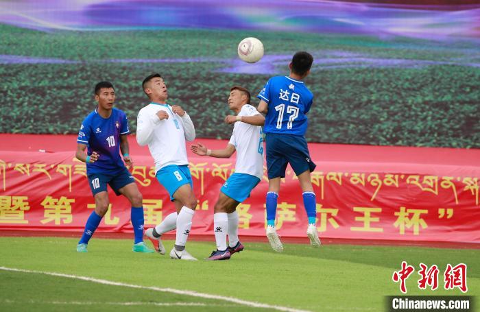 圖為班瑪隊(白)與達日隊在球場進行比拼。　馬銘言 攝