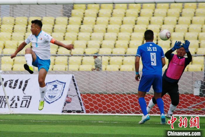 圖為班瑪隊(白)與達日隊在球場進行比拼。　馬銘言 攝