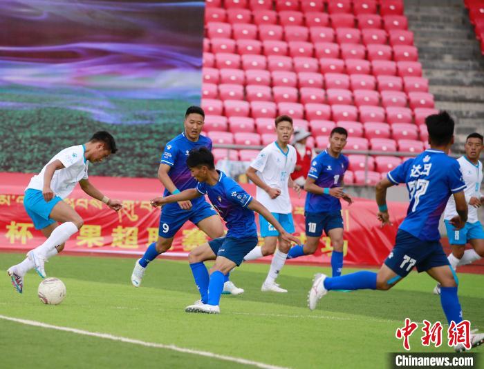 圖為班瑪隊(白)與達日隊在球場進行比拼?！●R銘言 攝