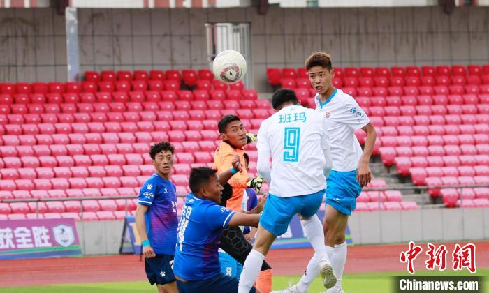 圖為班瑪隊(白)與達日隊在球場進行比拼。　馬銘言 攝