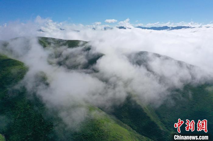 航拍賽來塘鎮(zhèn)山間云霧繚繞。　馬銘言 攝