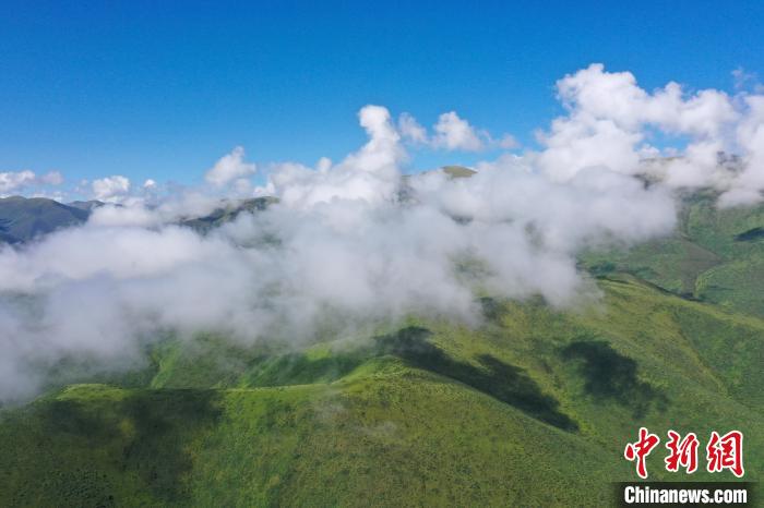 航拍賽來塘鎮(zhèn)山間云霧繚繞?！●R銘言 攝