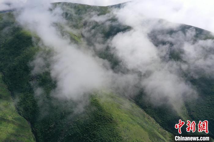 航拍賽來塘鎮(zhèn)山間云霧繚繞?！●R銘言 攝