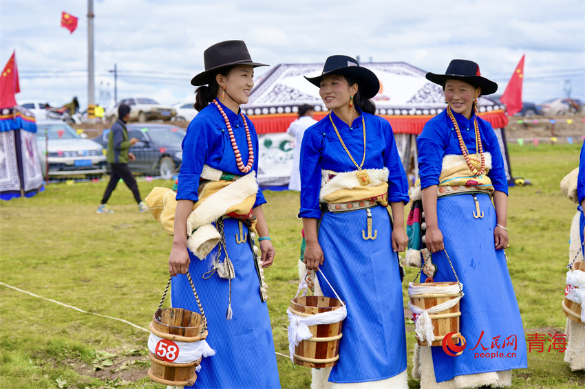 身著節(jié)日盛裝的澤庫牧女。人民網(wǎng) 陳明菊攝
