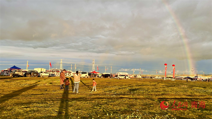 一家四口打卡彩虹。人民網(wǎng) 陳明菊攝