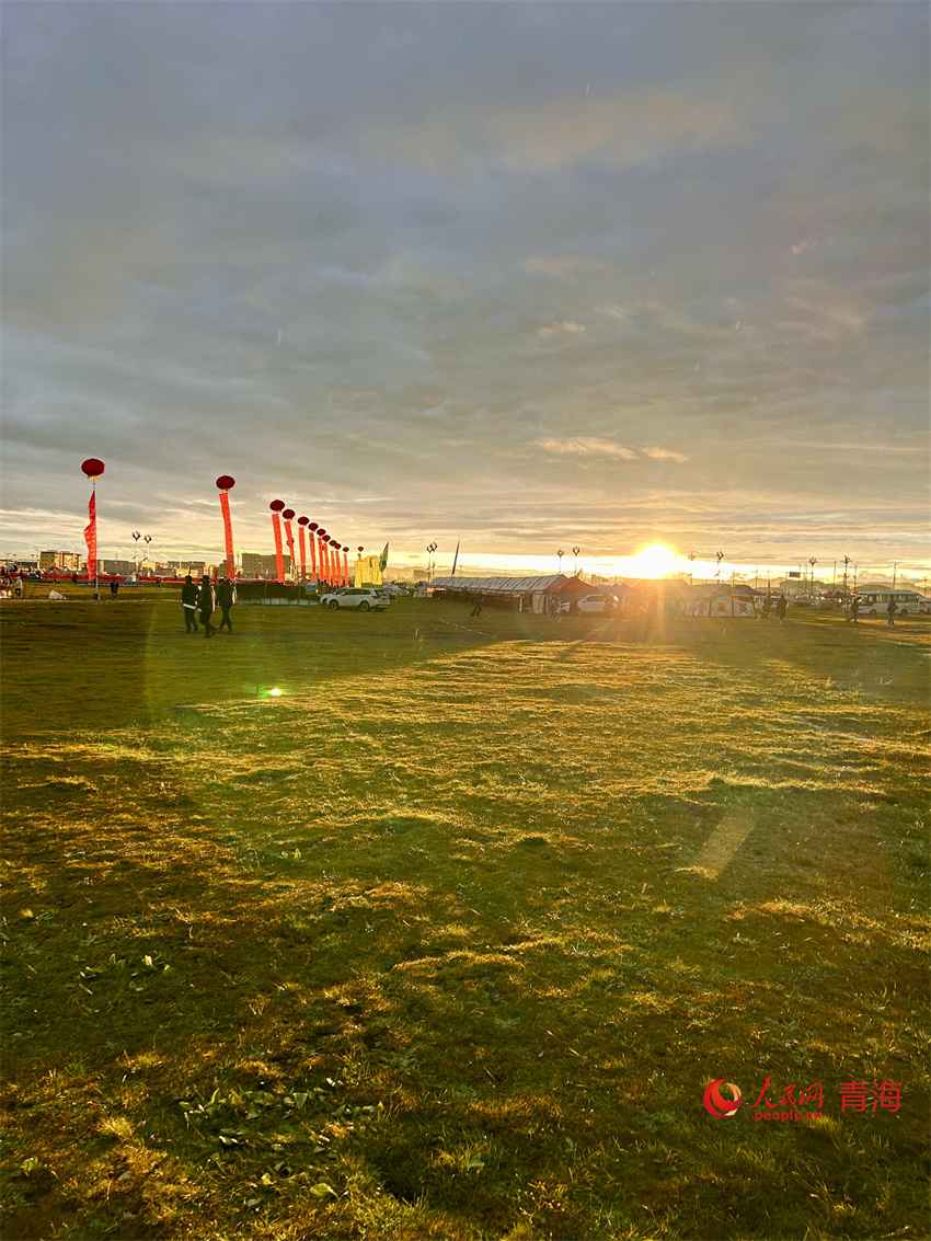 傍晚的澤曲草原。人民網(wǎng) 陳明菊攝