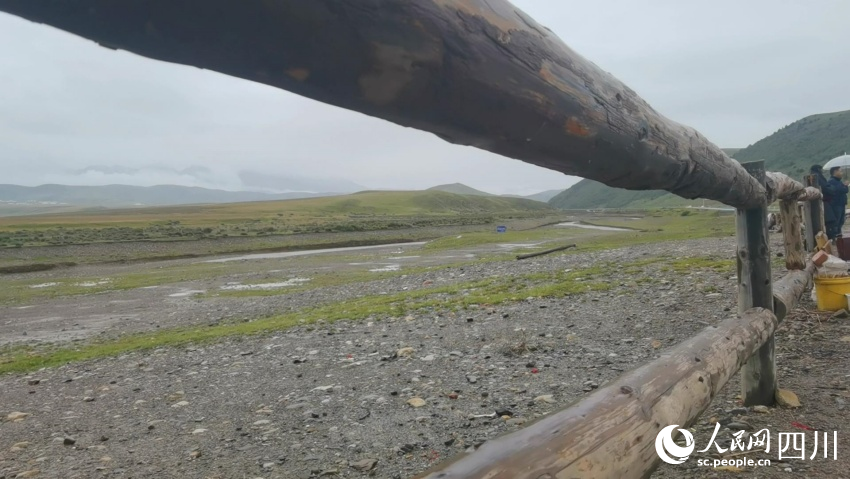 塔公鎮(zhèn)在公路沿線設置木柵欄用于物理防護。人民網(wǎng)記者 王洪江攝