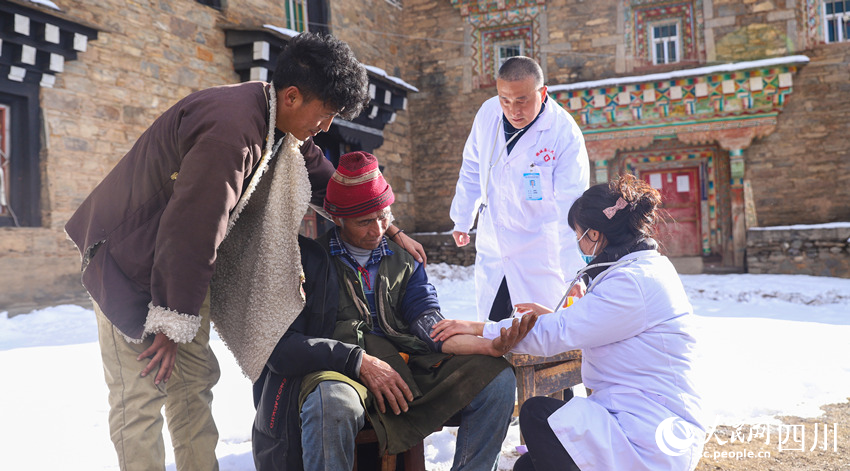 幫扶醫(yī)療小分隊成員為村民義診。劉學懿攝