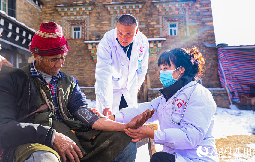 幫扶醫(yī)療小分隊成員為村民義診。劉學懿攝