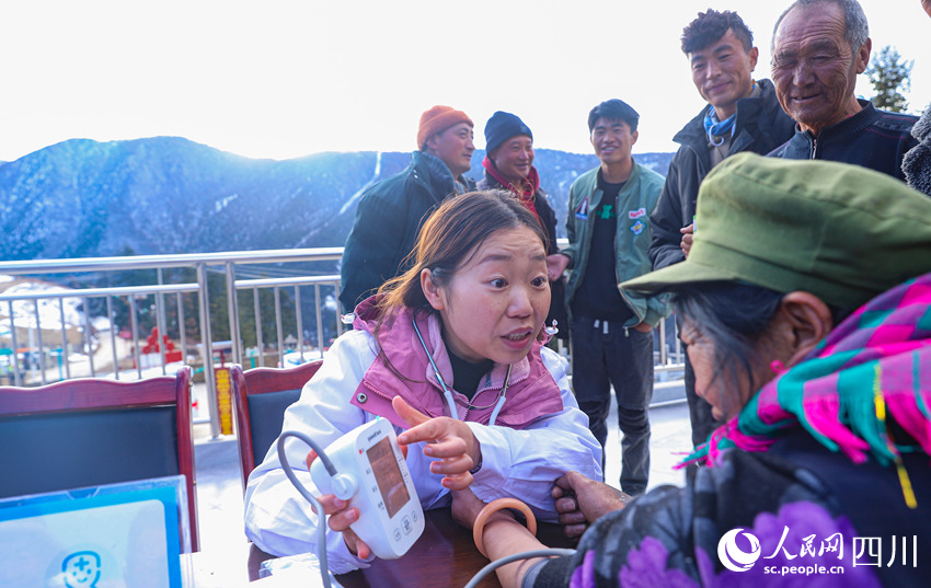 幫扶醫(yī)療小分隊成員為村民義診。劉學懿攝